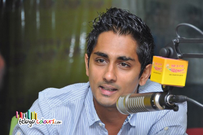 Siddharth at Radio Mirchi