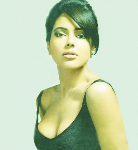 Sameera Reddy thigh show pics